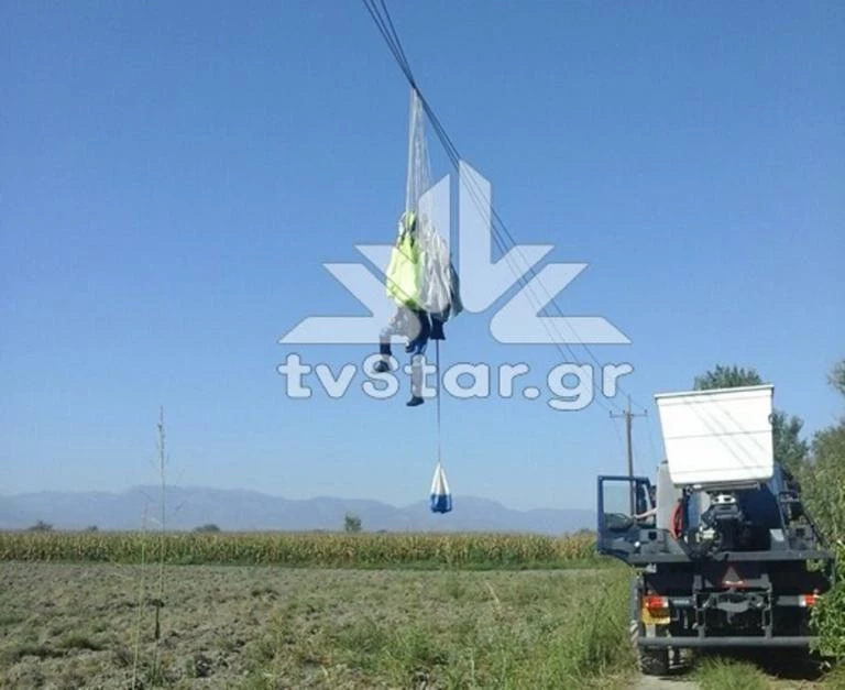 Περιπέτεια για αλεξιπτωτιστή: Mπλέχτηκε σε καλώδια της ΔΕΗ! (εικόνες)